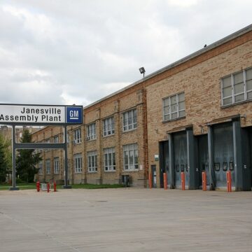 1280px-Janesville_GM_Assembly_Plant_exterior_(3550720936)