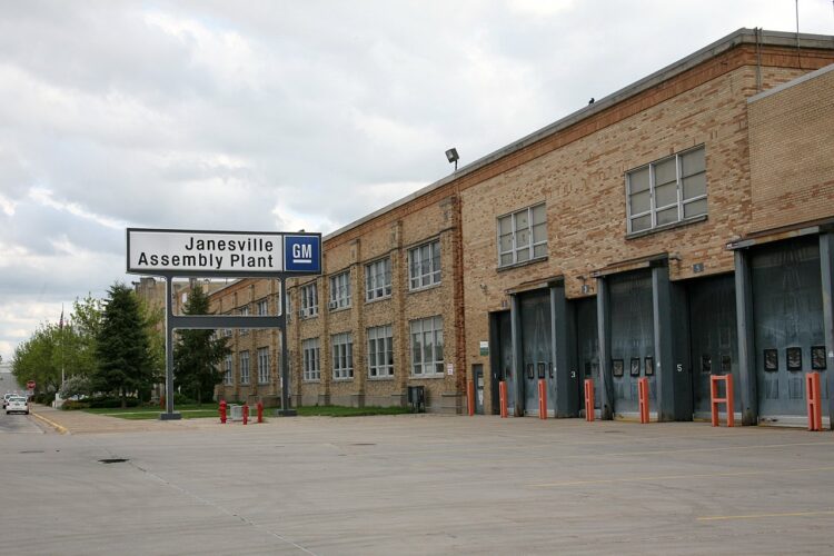 1280px-Janesville_GM_Assembly_Plant_exterior_(3550720936)